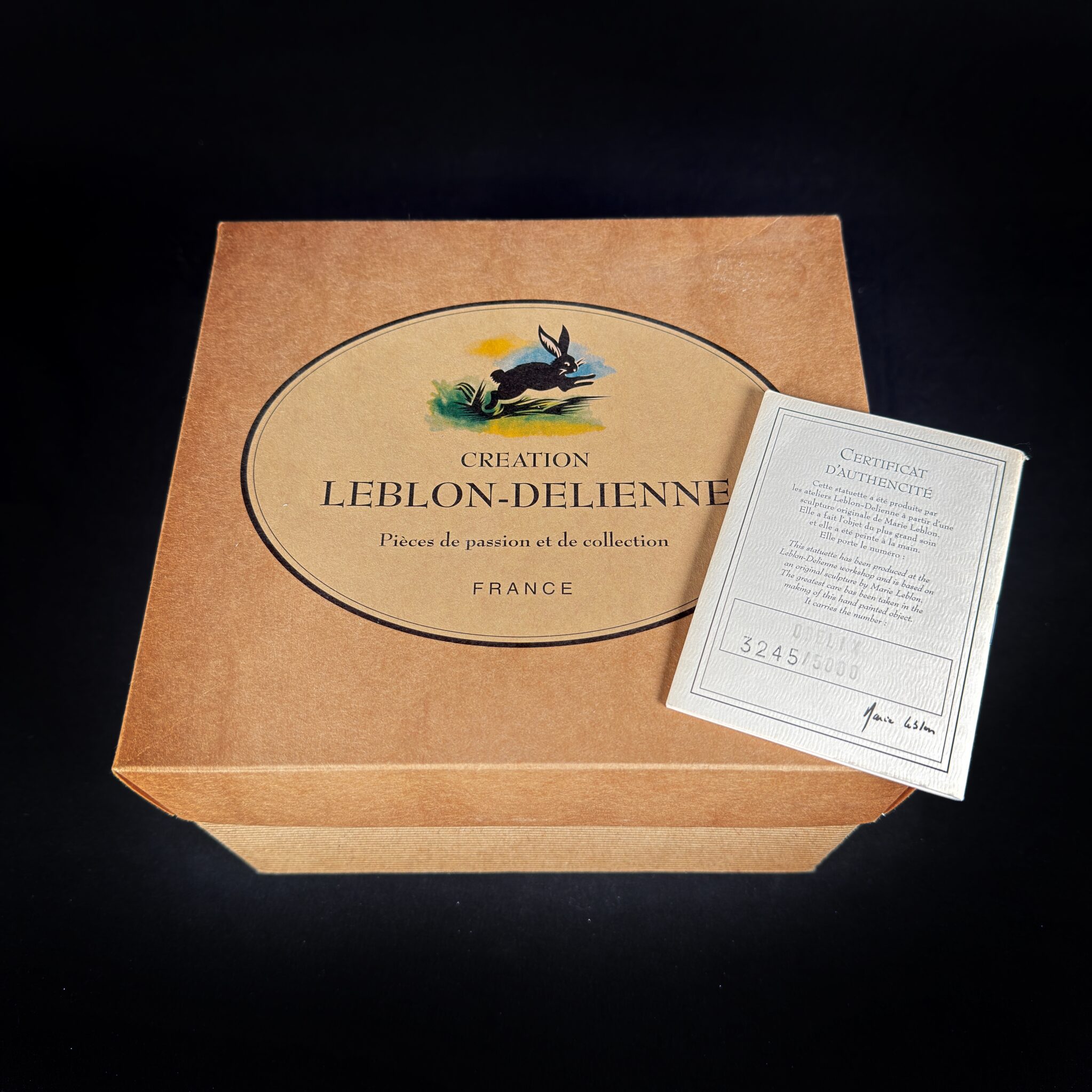 Figurine Family - Obélix offrant des fleurs - Leblon Delienn