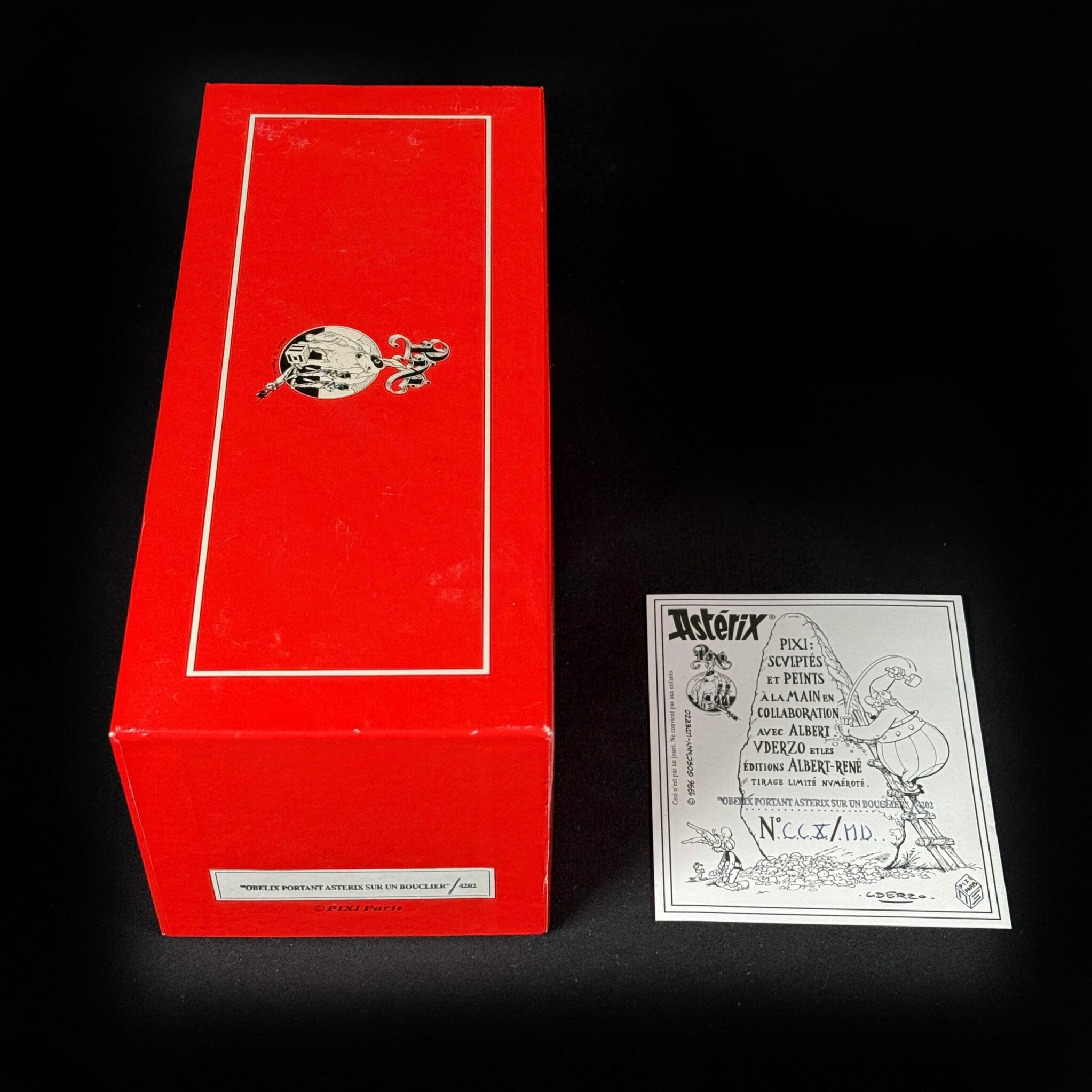 Obélix portant Astérix sur un bouclier – Figurines Famly Figurine Obélix et Astérix